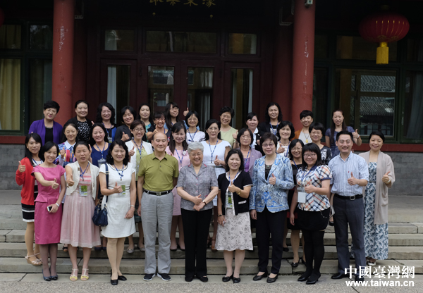 與會嘉賓參觀了宋慶齡故居並合影留念