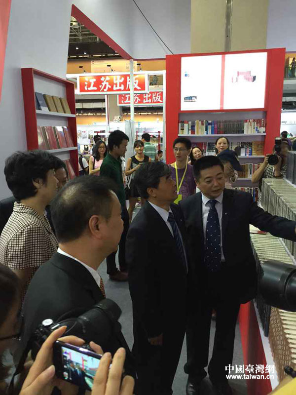 國家新聞出版廣電總局黨組成員、副局長吳尚之,福建省副省長李紅等參觀聯展