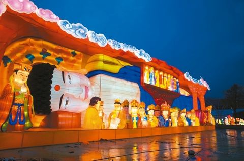 臥佛彩燈神態安祥。來源：臺灣《聯合報》