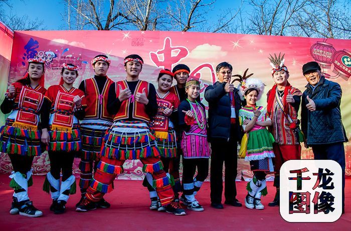 第五屆臺灣映像魅力展上,臺灣“漂流木文化藝術團”與遊客合影留念。京華社區網友採油人供圖。