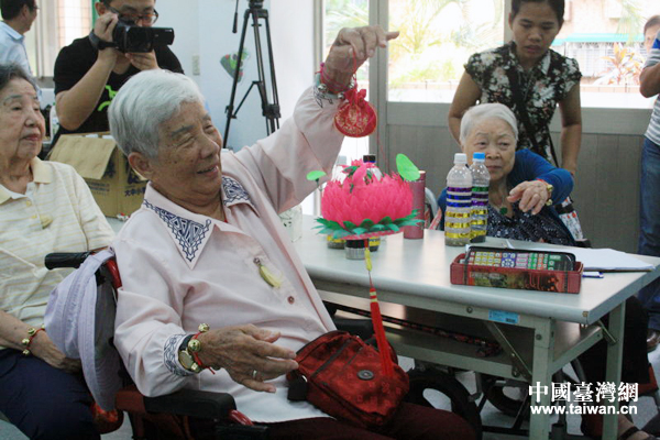 這位阿婆經過激烈競拍，終于拿到了自己心愛的手工藝品。