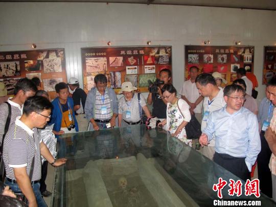 海峽兩岸百位專家學者新疆塔里木河上遊考察