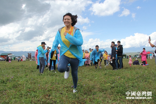 在那拉提草原,營員開展團隊拓展訓練。 在那拉提草原,營員開展團隊拓展訓練。