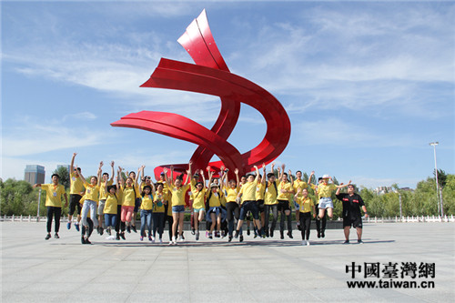 營員們在伊犁河畔合影留念。 營員們在伊犁河畔合影留念。