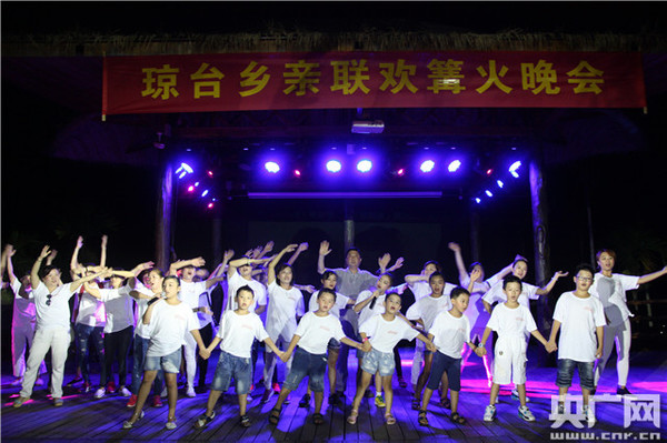 孩子們表演歌曲《手牽手》。(央廣網記者 李展鴻 攝)