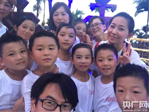 演出前——表演《手牽手》的孩子們。(央廣網記者 李展鴻 攝)