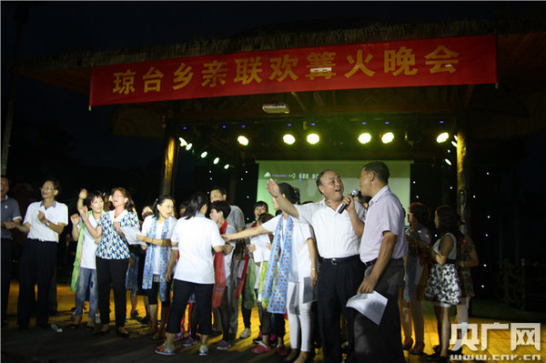 篝火晚會聯歡。(央廣網記者 李展鴻 攝)