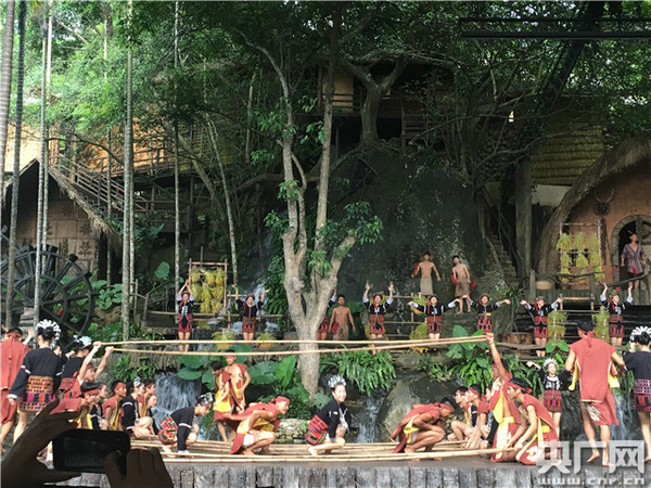 黎族苗族民俗表演。(央廣網記者 李展鴻 攝)