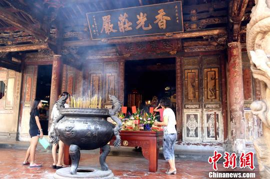 標志性古跡龍山寺,是臺灣中部名鎮鹿港的民間信仰中心之一,周末香火不斷。 黃少華 攝