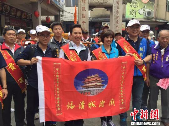 福清城隍廟代表參加2016年金門迎城隍活動,與金門縣政要陳福海(左三)、洪麗萍(右三)、楊鎮浯及金門浯江城隍廟主委楊耀蕓走在巡遊隊伍中。 邢如 攝