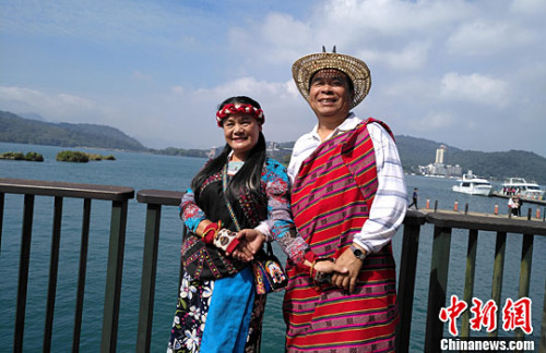 臺灣音樂人劉翰安（右）和黃韻齡夫婦近日在南投日月潭接受<a target='_blank'  data-cke-saved-href='http://103.249.53.35/gate/big5/www.chinanews.com/' href='http://103.249.53.35/gate/big5/www.chinanews.com/'>中新社</a>記者採訪，分享他們傳播少數民族音樂的故事。 <a target='_blank'  data-cke-saved-href='http://103.249.53.35/gate/big5/www.chinanews.com/' href='http://103.249.53.35/gate/big5/www.chinanews.com/'>中新社</a>記者 陳林 攝