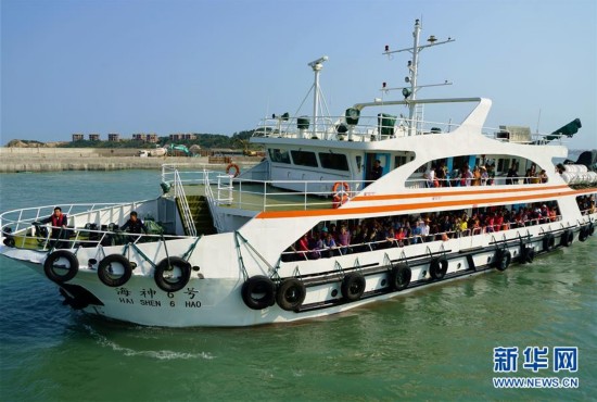 4月14日，世界各地前來謁祖進香的信眾乘坐渡輪抵達湄洲島。　　媽祖原名林默娘，于公元960年農歷三月二十三誕生在福建莆田湄洲島，生前樂于助人、扶危濟困，是備受海內外華人尊崇的“海上女神”。每年她的誕辰前後，世界各地的信眾陸續會到湄洲媽祖祖廟謁祖進香。 新華社記者 魏培全 攝