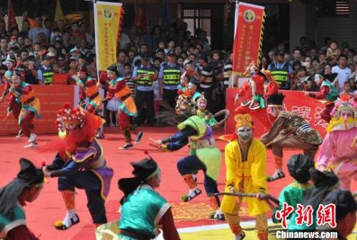  5月7日，來自廣東的國家非物質遺產英歌舞為保生大帝巡安助陣。　張斌 攝