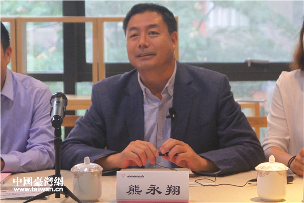 雲南師范大學傳媒學院院長熊永翔主持座談會