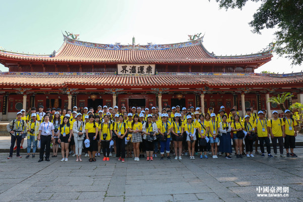 海峽兩岸大學生攝影創作大賽的參賽選手在天後宮留念。（中國臺灣網 李岳 攝）
