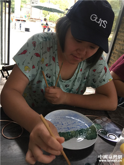 臺灣學生在景德鎮體驗DIY。（中國臺灣網 劉瑩 攝）
