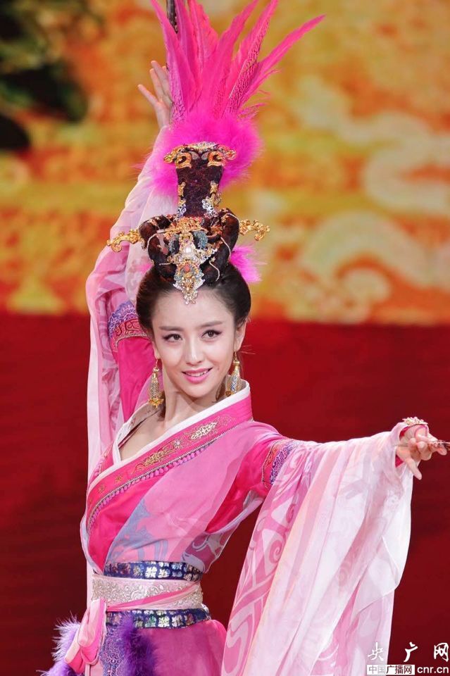 羊年春晚第三次彩排賈玲爆笑登場佟麗婭驚艷亮相