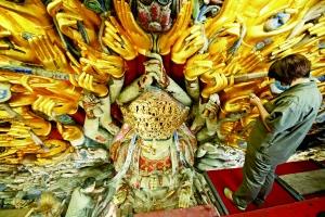 800歲千手觀音塑像重貼金箔 如孔雀開屏 800歲千手觀音塑像重貼金箔 如孔雀開屏