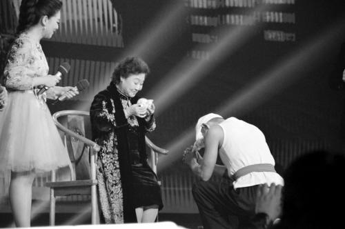 阿寶跪地拜師85歲高齡郭蘭英 或成其關門弟子 阿寶跪地拜師85歲高齡郭蘭英 或成其關門弟子