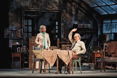 北京人藝再上演《洋麻將》 濮存昕接棒于是之 北京人藝再上演《洋麻將》 濮存昕接棒于是之