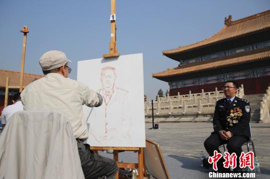 中央美院師生太廟廣場為百余名北京勞模“造像”