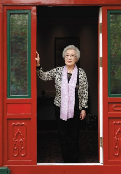 雖然已經93歲，但秦怡說起熱愛的話劇依舊停不下來。新京報記者 郭延冰 攝