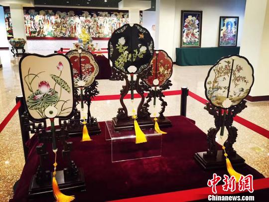 2016懋隆文創園?中國工藝精品傳承與創新係列展26日在京開幕,300余件景泰藍創新作品展出。圖為扇子展區。 劉文曦 攝