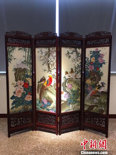 2016懋隆文創園?中國工藝精品傳承與創新係列展26日在京開幕,300余件景泰藍創新作品展出。圖為以“鳥”為主題的屏風。 劉文曦 攝