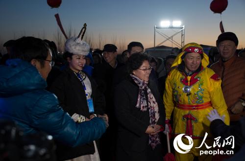 烏蘭察布市委書記艾麗華（中）聽工作人員介紹冰雪節係列活動