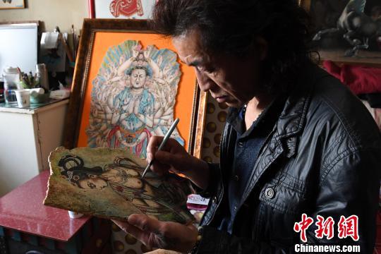 甘肅藝人牆皮“復制”敦煌壁畫 “移入”尋常百姓家