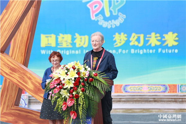 國外著名攝影師Philippe Verm岢s 致賀辭。（中國臺灣網 劉燕萊 攝）