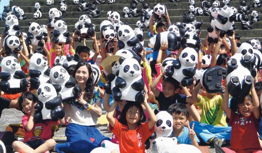 800只紙熊貓“攻佔”臺灣偏鄉小學學童興奮（圖）