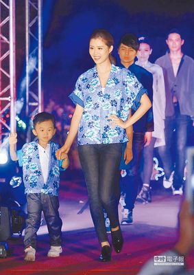 客家“花時尚”水田辦服裝秀(圖)