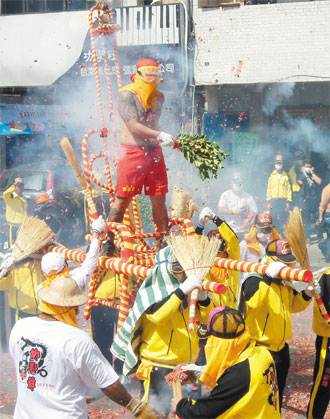 臺東元宵特色民俗“炮炸寒單爺”熱鬧登場(圖)
