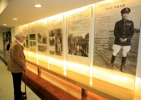 11月28日，抗戰老兵觀看孫立人誕辰115周年紀念展。