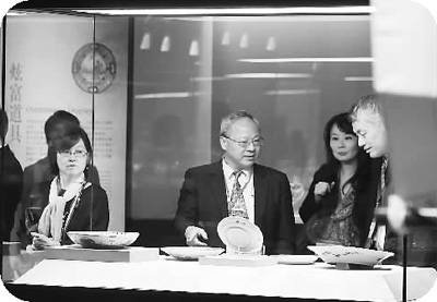 嘉賓在臺北故宮南院首展上參觀瓷器。 新華社記者 姜克紅攝