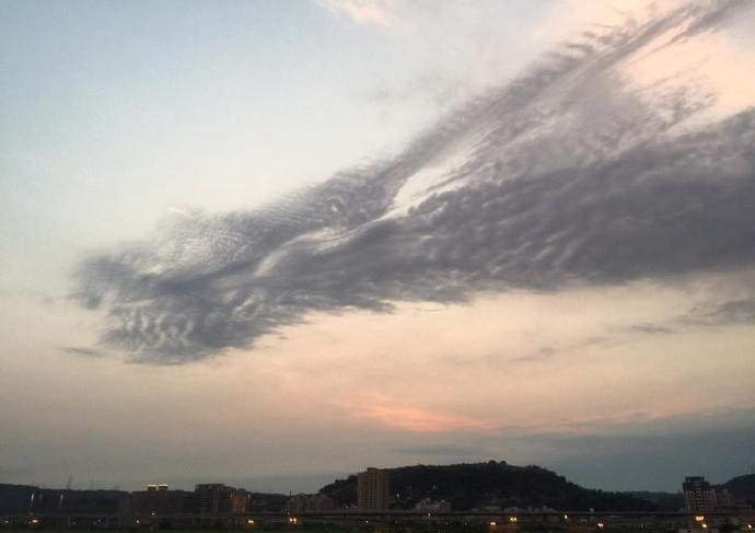 臺灣網友河邊放水燈許願 召喚出“神龍”