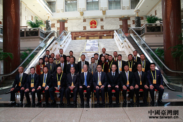 在全國人大會議中心，中國統促會名譽副會長桑國衛會見非洲統促會聯合訪問團一行，並合影留念