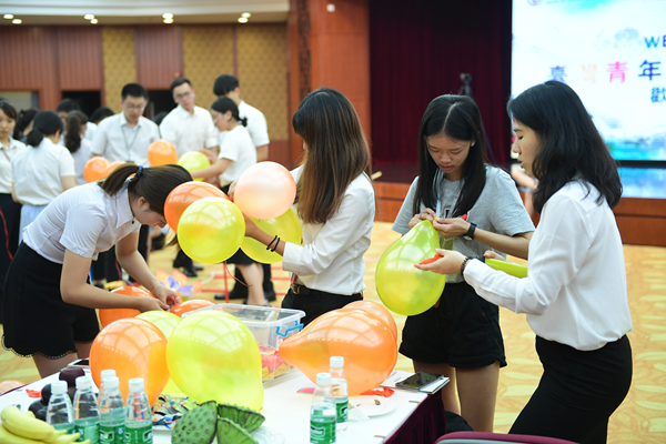 兩岸青年攜起手，歡樂制作中國龍