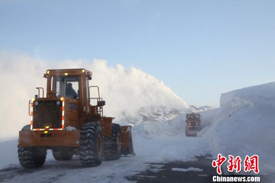 新疆托里公路人7晝夜打通雪牆8000米解牧民轉場之急