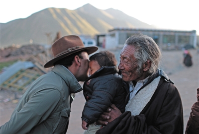 蟲草季里，村里的老人通常在家里看護年幼的孩子。