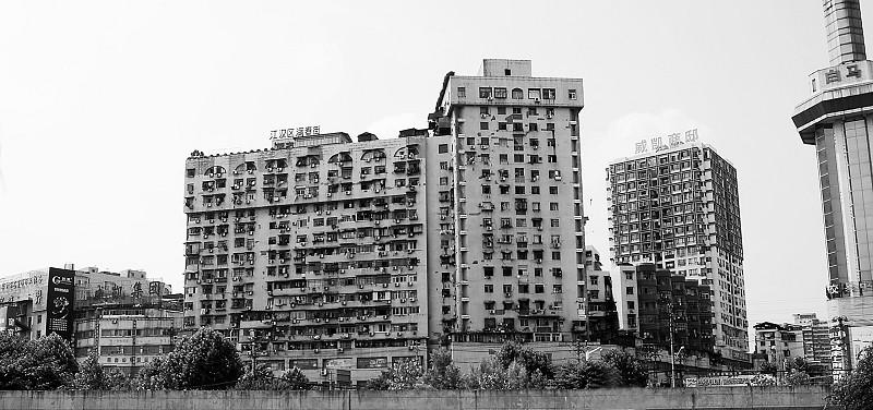 武漢威凱商邸開發商失聯 180戶業主房產證懸半空