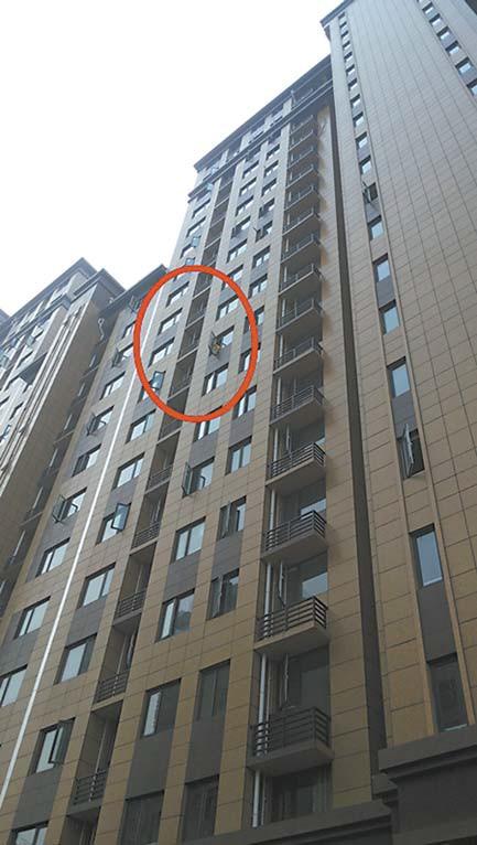 新房開裂女房主欲跳樓維權 開發商遲遲不露面 新房開裂女房主欲跳樓維權 開發商遲遲不露面