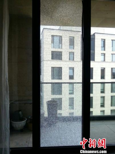 豪宅業主拉橫幅吐槽房屋質量開發商起訴名譽侵權 豪宅業主拉橫幅吐槽房屋質量開發商起訴名譽侵權