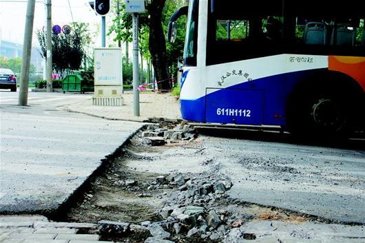 路口被挖斷3天多車遭殃 施工方:回填水泥被軋壞 路口被挖斷3天多車遭殃 施工方:回填水泥被軋壞