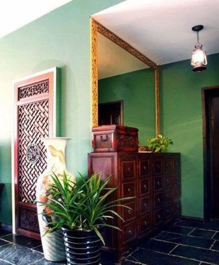 鏡子對著大門，就會產生很大的煞氣，因為大門是家居中主要氣場口之一，時間長了，會破壞氣場，不僅會影響到屋內居住人的財運，還會不利健康等方面。