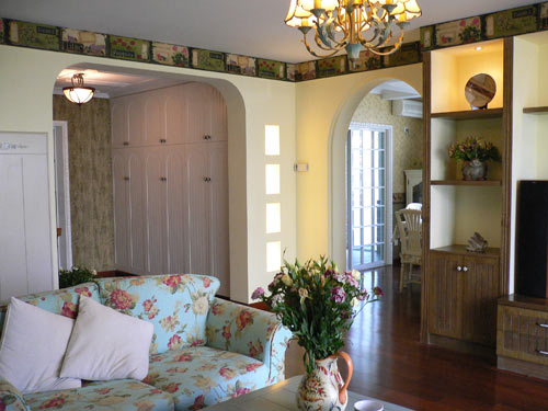 走廊護牆裙上貼的水移