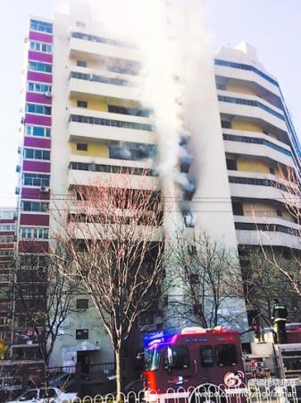 園二區213號樓內冒出滾滾黑煙,好在消防 園二區213號樓內冒出滾滾黑煙,好在消防