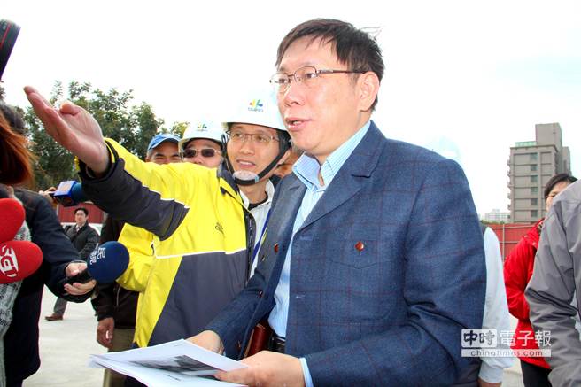 臺北市長柯文哲(右)今早視察新北市林口選手村工地。(謝文瑄攝)