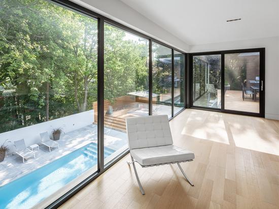 透過玻璃，即使是位于二樓，也如同身處池畔